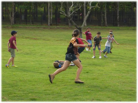 e depois do lanche a brincadeira continuou....quanto fôlego!